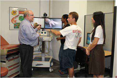 Faculty demonstrates telemedicine at university